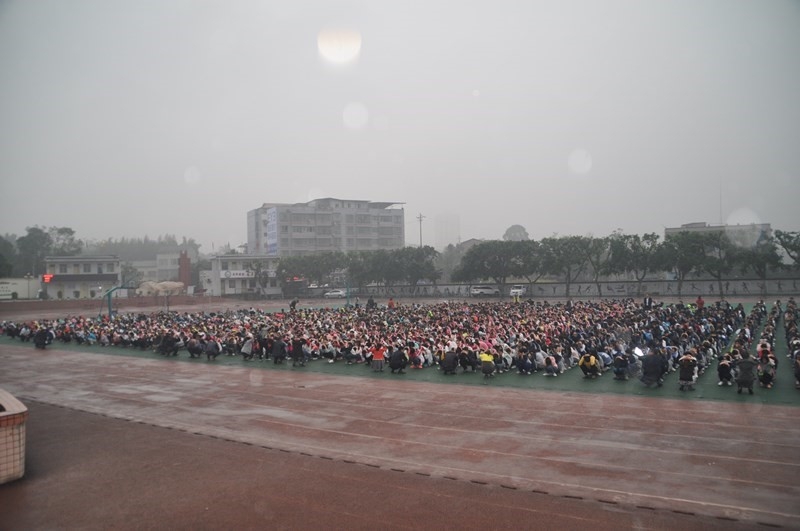 江津区李市中学2600名师生参加地震应急疏散演练