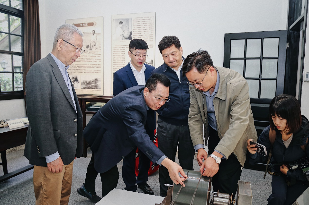 霓式地震仪研制成功80周年纪念活动暨复制展品捐赠仪式在重庆自然博物馆隆重举行2