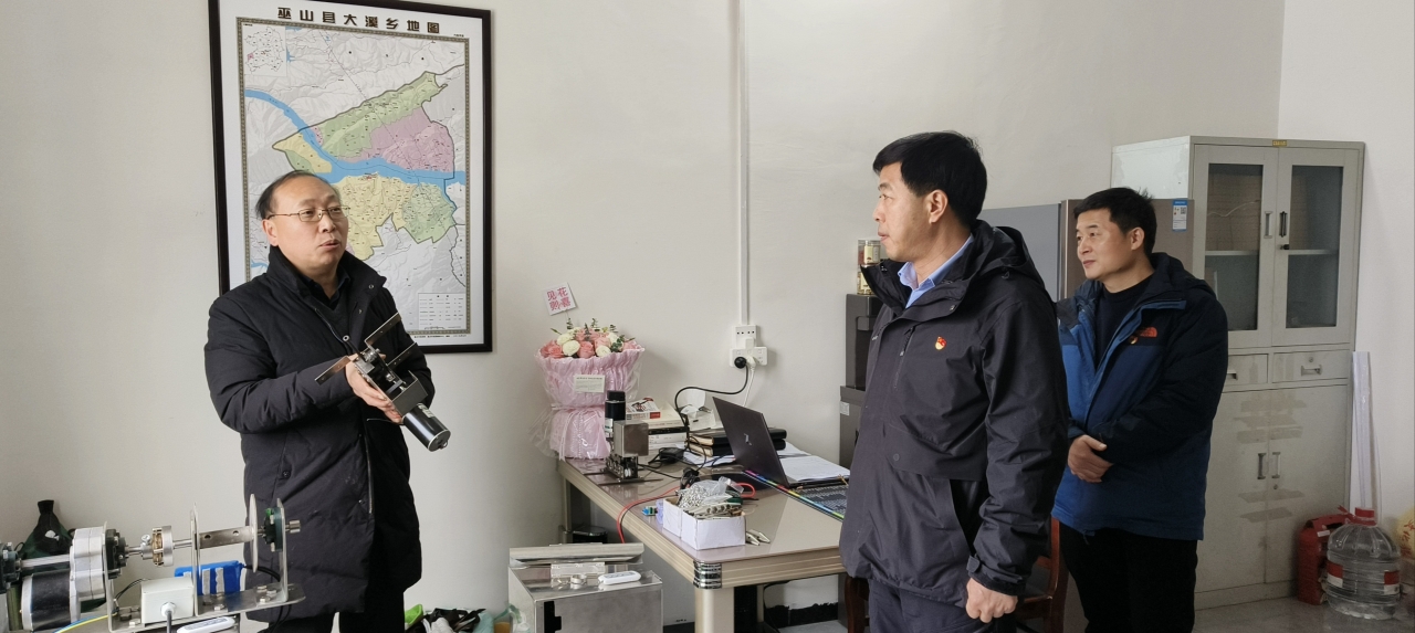 柴劲松赴平台村慰问驻村干部